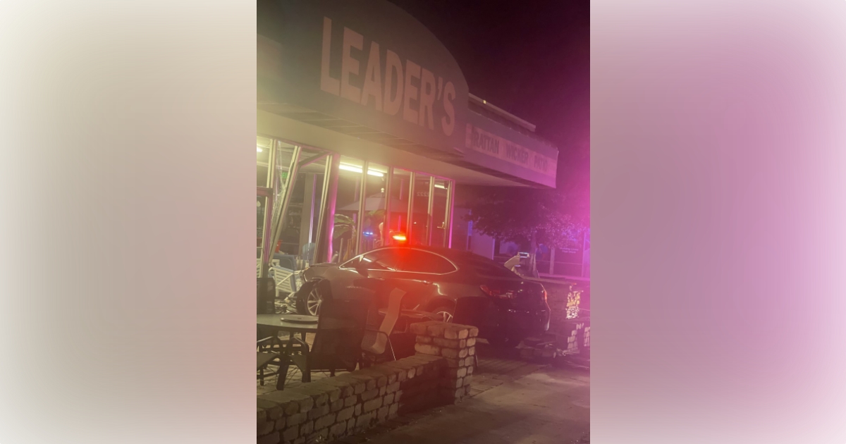Car crashes into Leaders Furniture on East Colonial Drive
