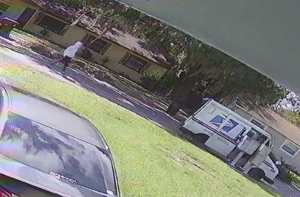 Postal carrier robbed in Orlando