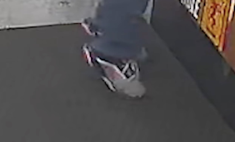 Shoes on suspect who robbed Volusia County gas station