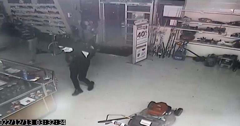 VIDEO: Suspects burglarize Sanford pawn shop