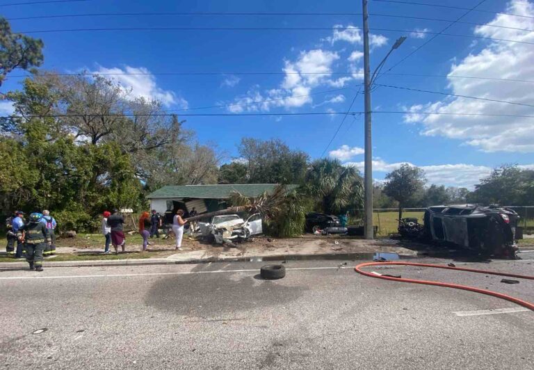 Car crashes into Orlando home