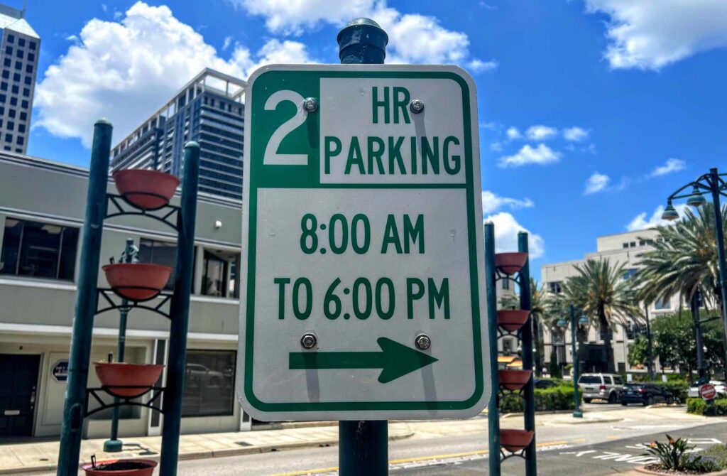 2 hour parking sign in downtown Orlando