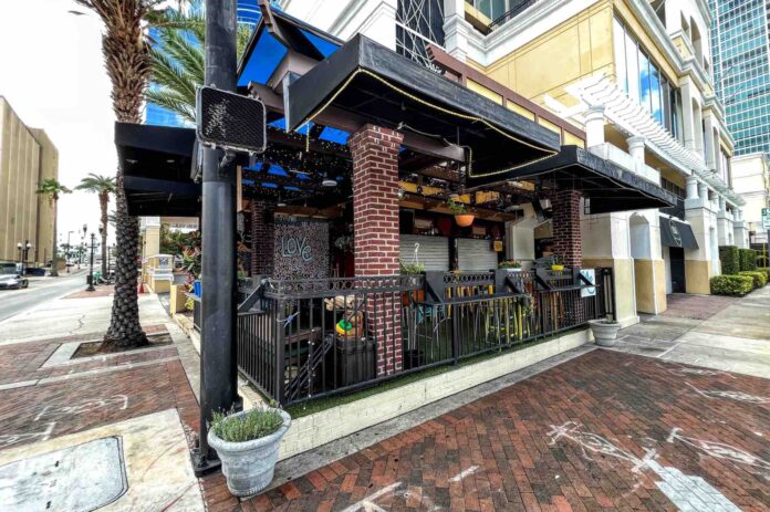 B Nice Patio Bar in downtown Orlando
