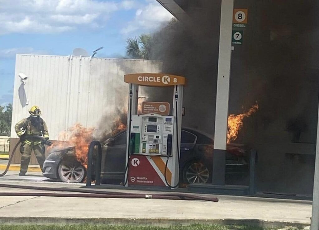 Vehicle fire at Circle K in Altamonte Springs