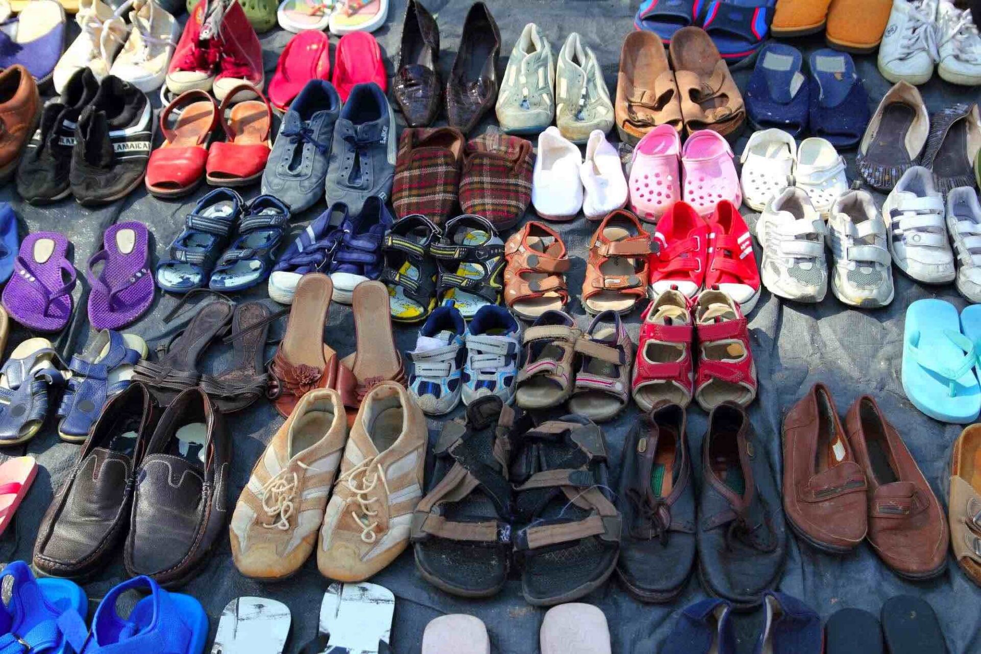 Мужская обувь рынок. Рынок обуви. Ботинки с рынка. Ботинки с базара. Базар обуви.