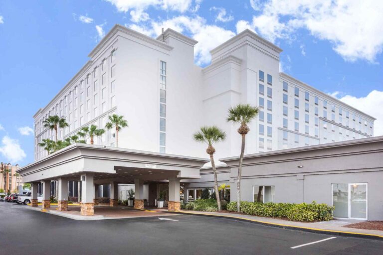 Holiday Inn & Suites near Universal Orlando