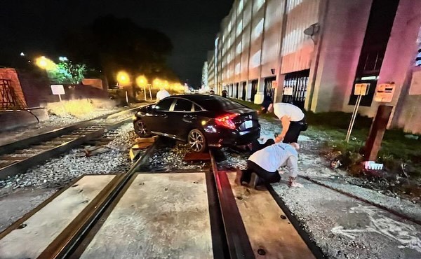 Car becomes stuck on railroad tracks in downtown Orlando on Oct. 7 2023