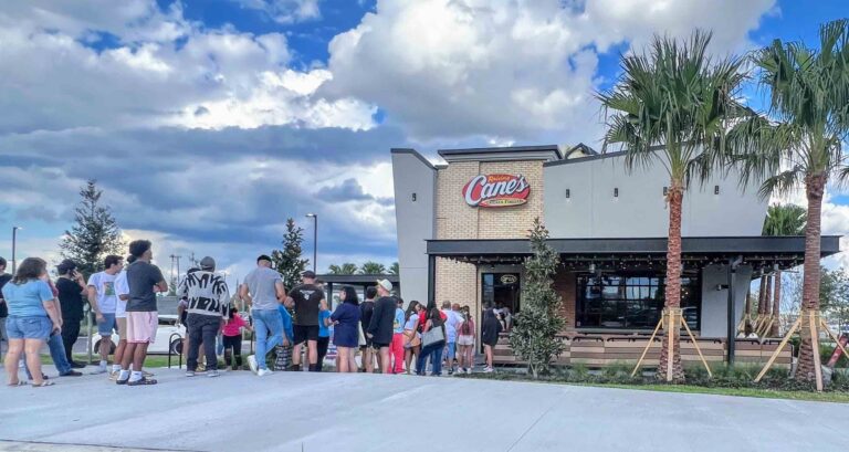 Long lines at Raising Cane's new location in Orlando (November 11, 2023)