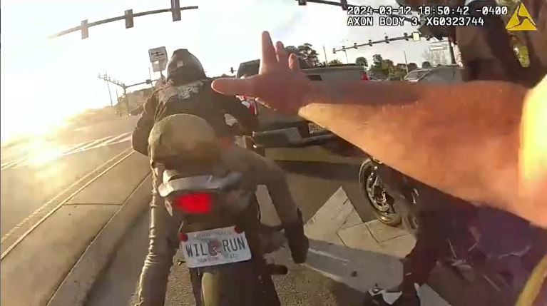 Teen motorcyclist with WILL RUN license plate fleeing from deputy