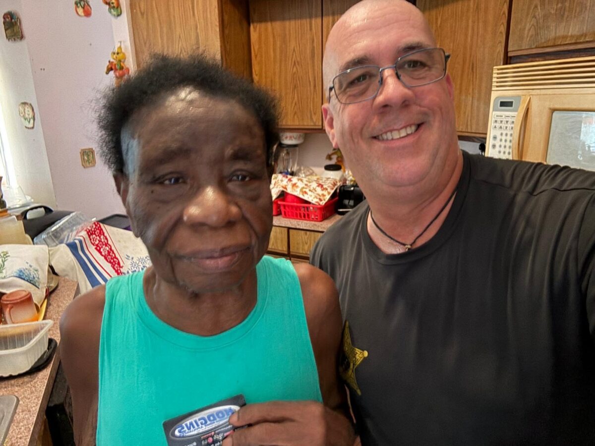 Osceola deputies, local business team up to replace elderly woman’s broken stove