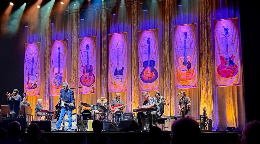Vince Gill s show paid tribute to his favorite guitars